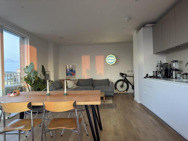 Spacious top floor flat w/ great views over London Main Photo