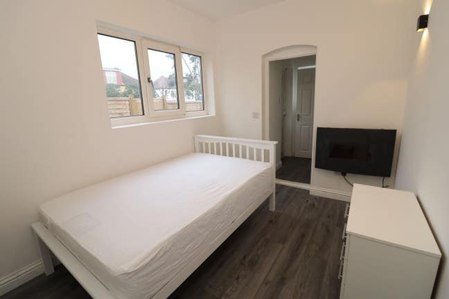 Master Ensuite + 2 Large Rooms in Stunning House! Main Photo