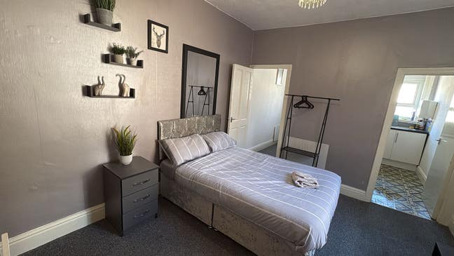 Modern 1-Bedroom Studio Flat  Main Photo