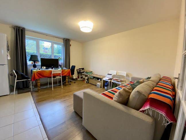 Room in 2 bed Flat, lovely grounds, great links Main Photo