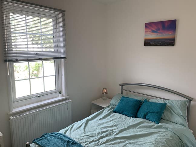 Bright bedroom with private offsuite (Albert) Main Photo