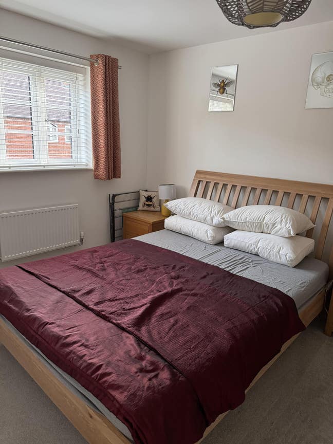 King Sized bedroom with own bathroom  Main Photo