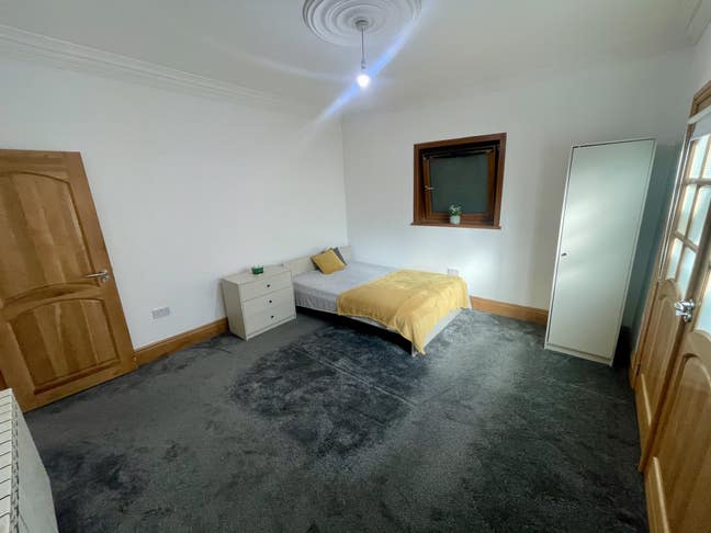Large Double Room near to Station, All Amenities Main Photo