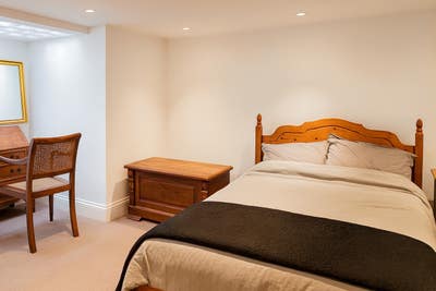 Spacious Basement Suite – Double Bedroom & Living  Main Photo