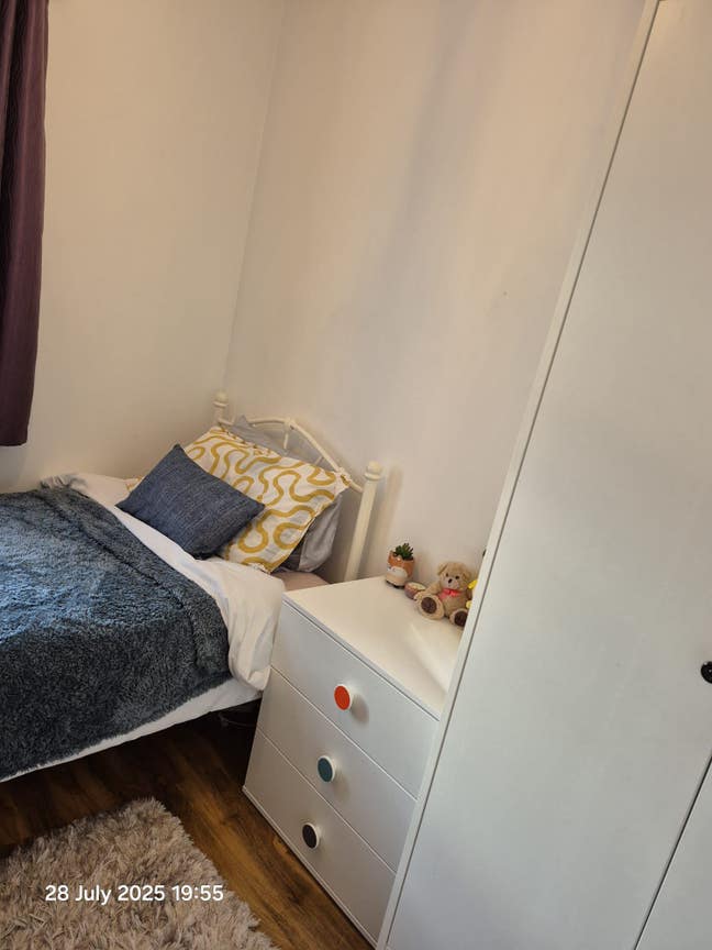 A Double and a single room to let Main Photo