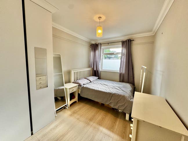 Spacious Double Room in Bright Modern Flat  Main Photo