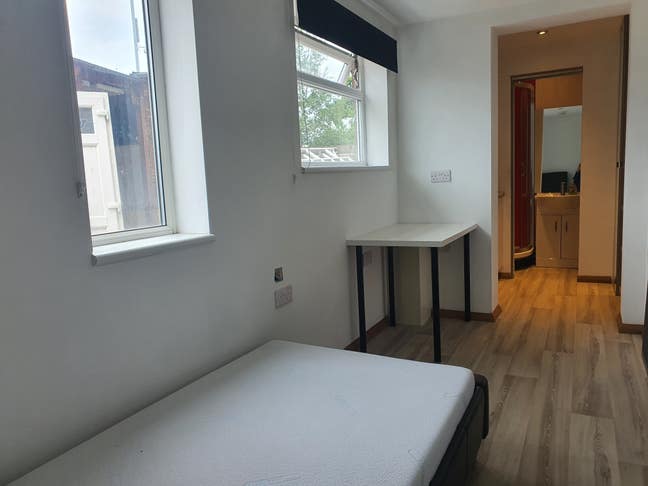 Ensuite rooms in Corby, NN18 Main Photo