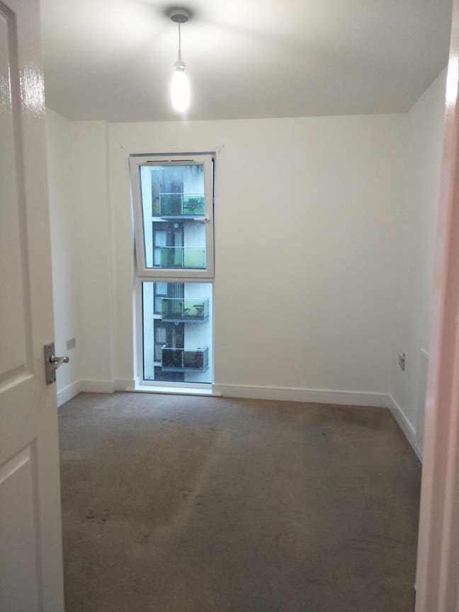 *Availabe immediately* Small double bed room Main Photo