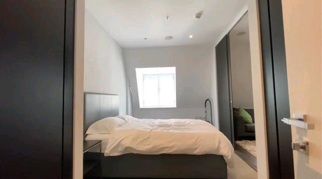 En suite room in 2 bed Temple flat Main Photo