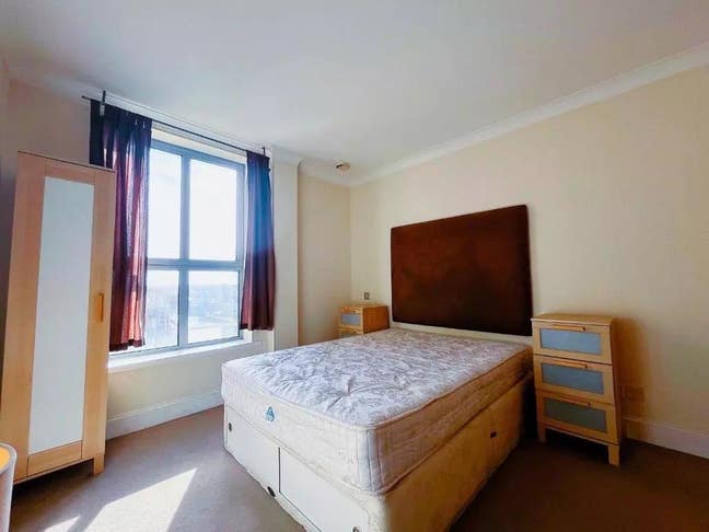 Double room in 2 bed flat opposite the Docks Main Photo