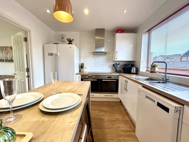 Stylish Kitchen - Get to Know Your Housemates 💛🏡 Main Photo