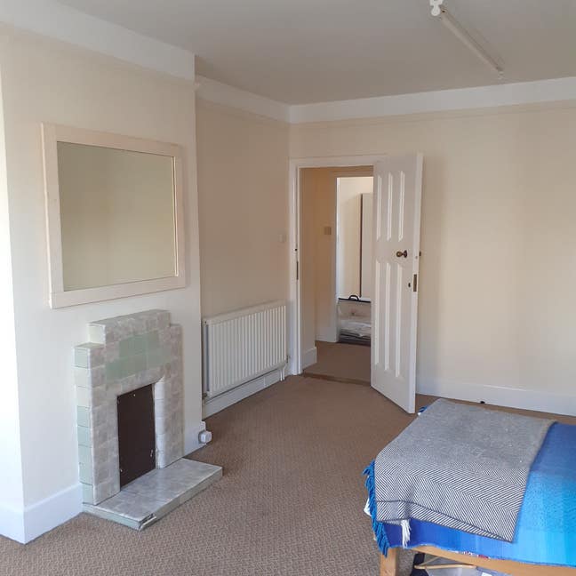  Spacious double room in Halesworth Flat Main Photo