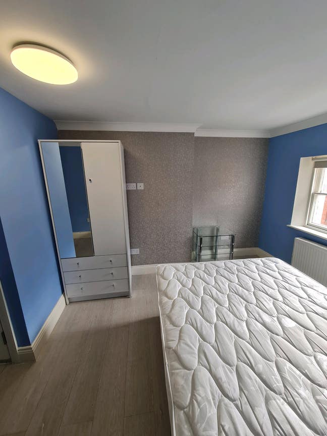 Double bed, ensuite room, in the Town centre  Main Photo