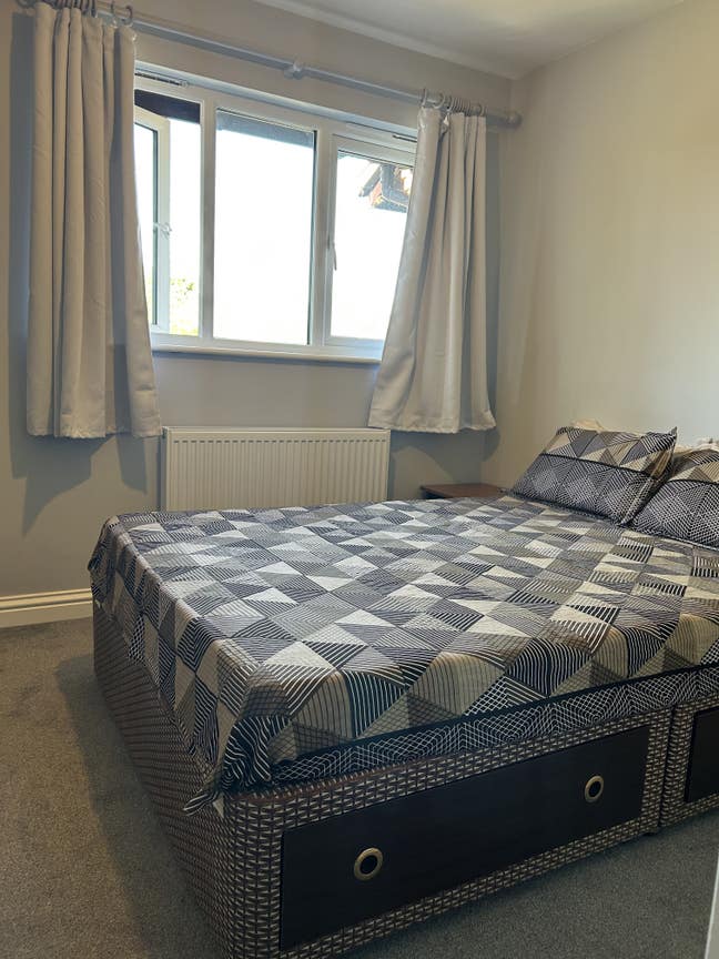 A double room in modern 2-Bed House with garden Main Photo
