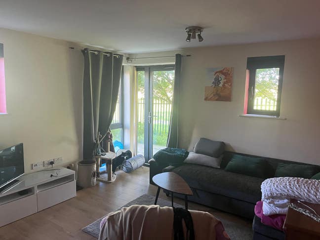 Room + private bathroom to rent in Charlton  Main Photo