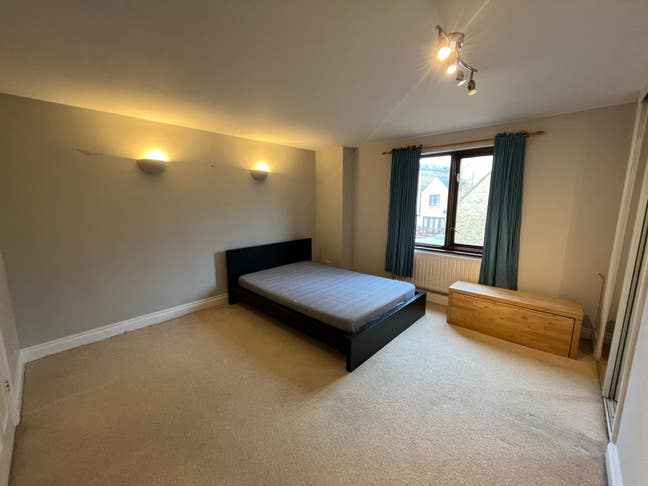 Spacious en-suite  (E14) for £875/pcm Main Photo