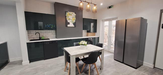 High Street, Modern Ensuite Bedrooms, Kingswood   Main Photo