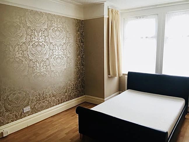 Double Room close to SOUTHALL Station  Main Photo