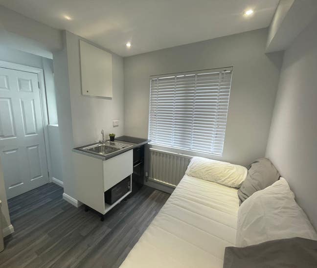 Single self-contained room  Main Photo