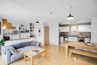 Bright Double Room in calm 2 Bedroom E1 Flatshare Main Photo