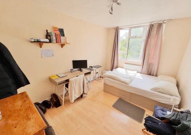 4 Cosy Rooms - Female Preferred - 5min to DLR ! Amazing Main Photo
