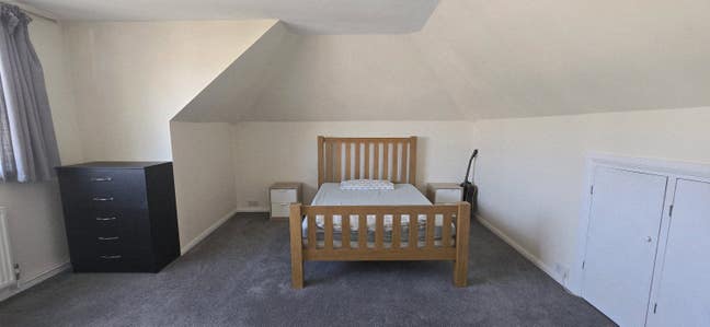 Spacious Double Room with walk in wardrobe. Main Photo