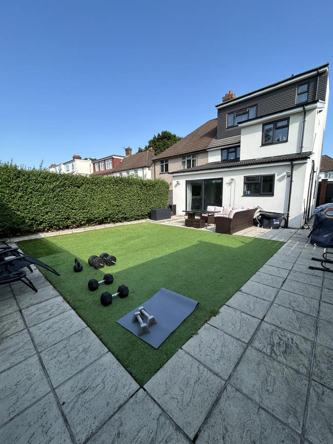 Spacious Modern Flat with Private Garden Main Photo