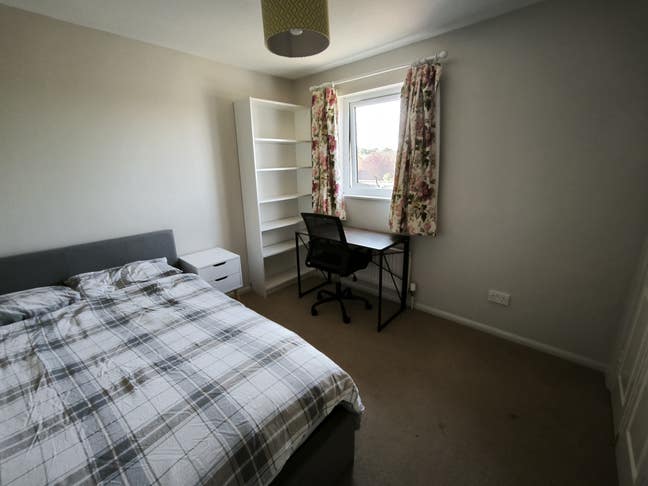 Double room in 4 bed house Main Photo