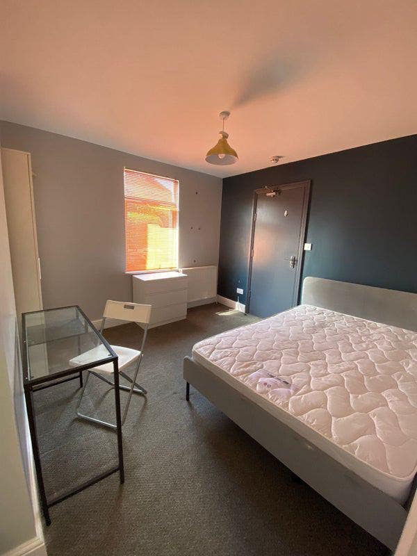 Newly Refurbished Double Room, DY2 Main Photo