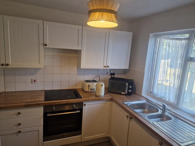 Single and Double Rooms Available to Rent Main Photo