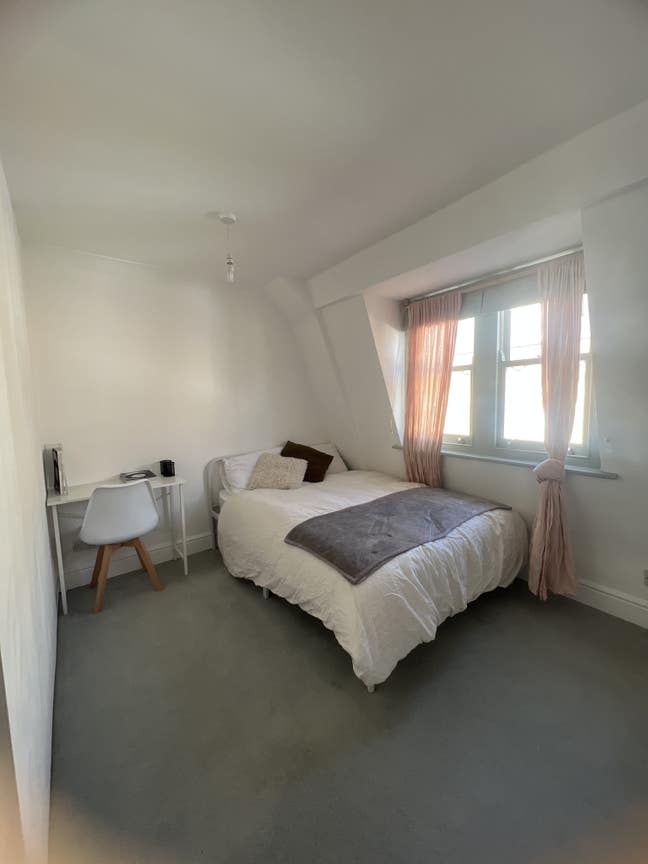 Chic Double bedroom with walk in closet  Main Photo