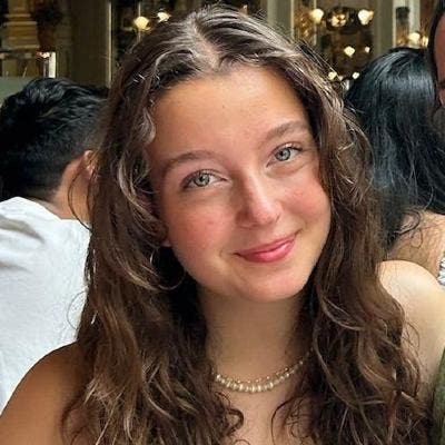 Female student seeking a room Main Photo
