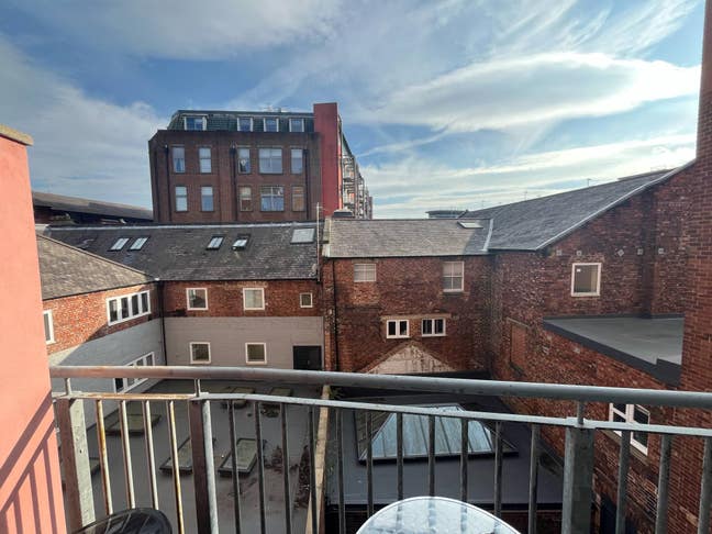 1 Room in a 2 Bedroom Flat in the City Centre Main Photo