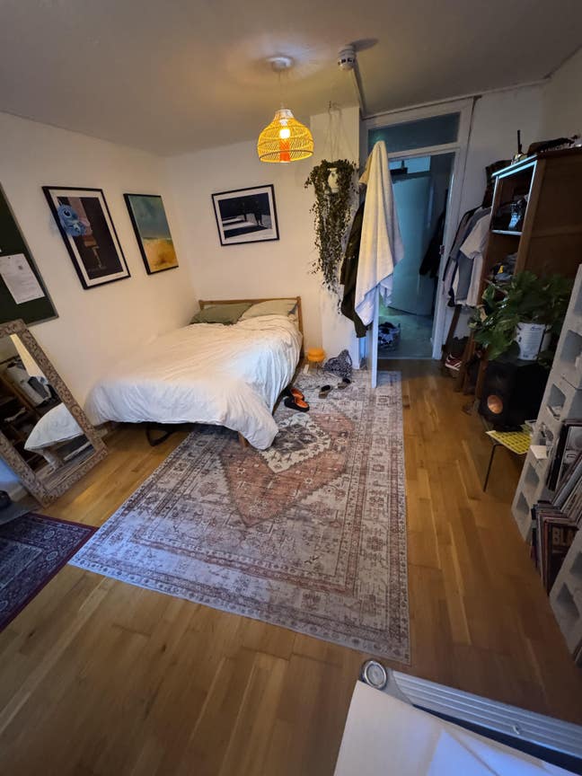 Massive Room Available in Friendly House Main Photo