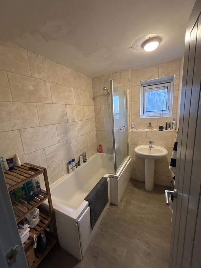Large double room in southwick Main Photo