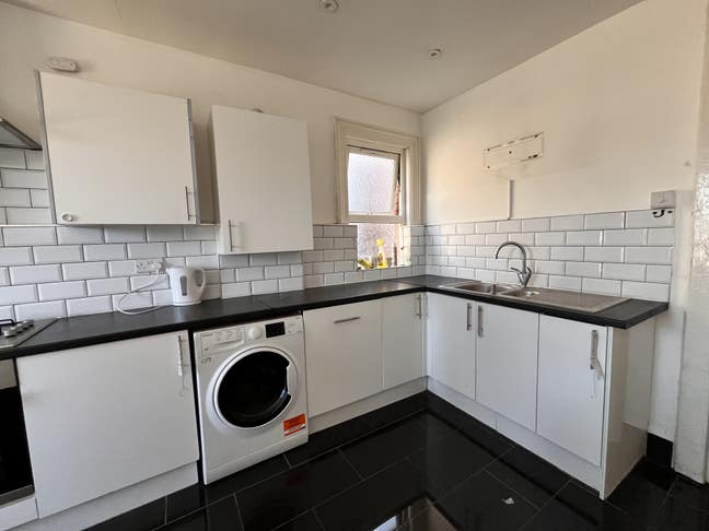 One bedrom available in the same flat Main Photo