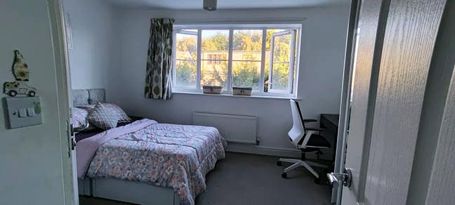 Ensuite Double bedroom. Right behind NHS Hospital Main Photo