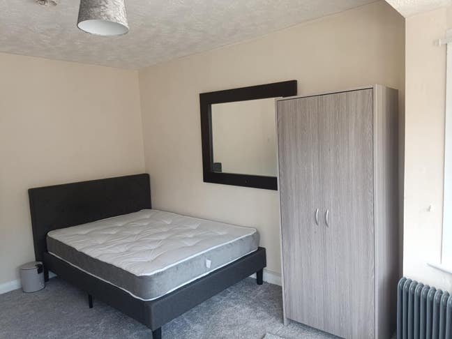 No Deposit, Bills Included, Large Rooms Main Photo