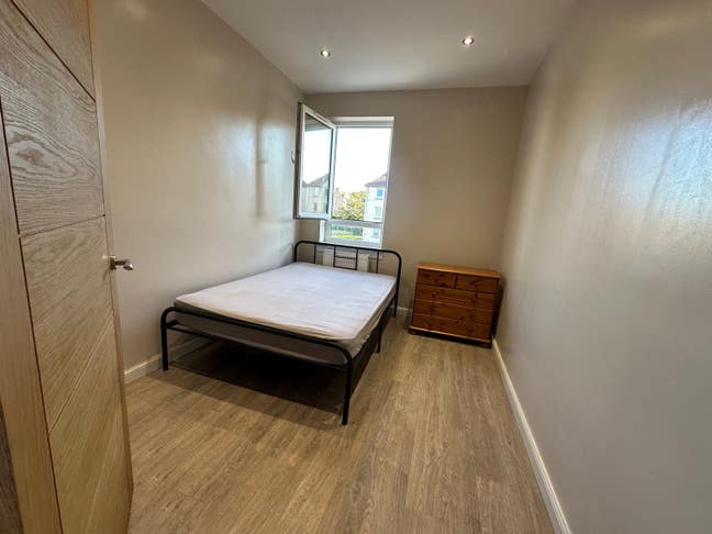 Part-Furnished Double Room for Let! Main Photo