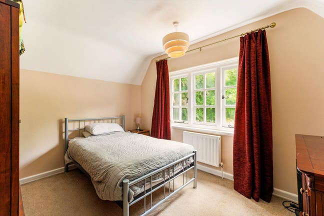 Double room in spacious home Main Photo