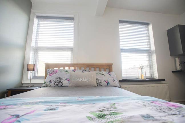 Spacious double room available to let Main Photo