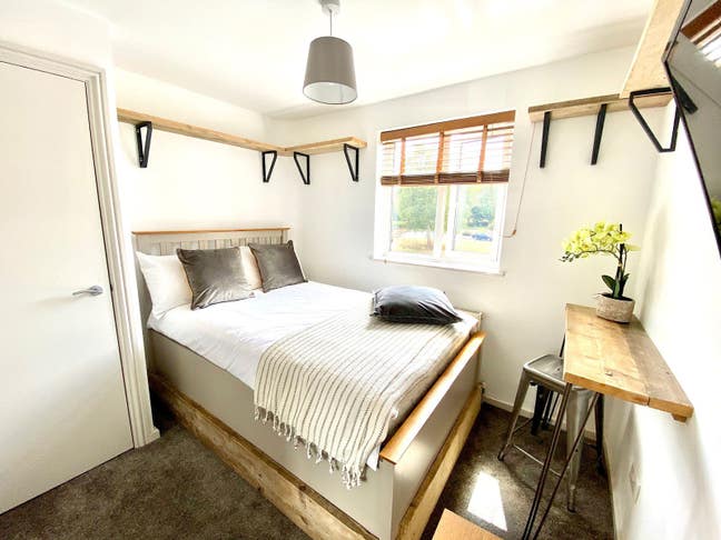 Double Room Available - Ardingly Close/Ifield Main Photo