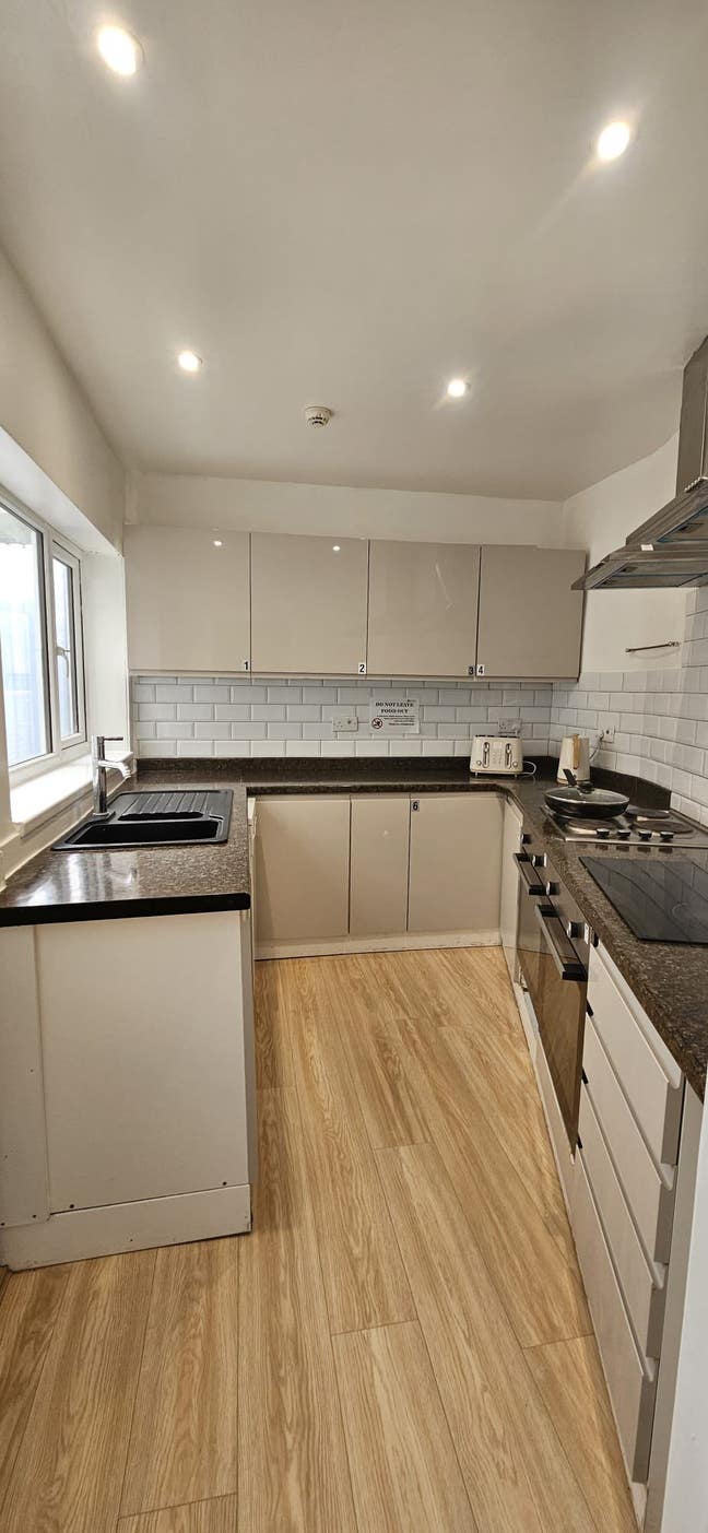 Rooms available now  Main Photo