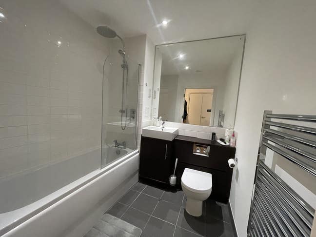 Room in modern apartment Main Photo
