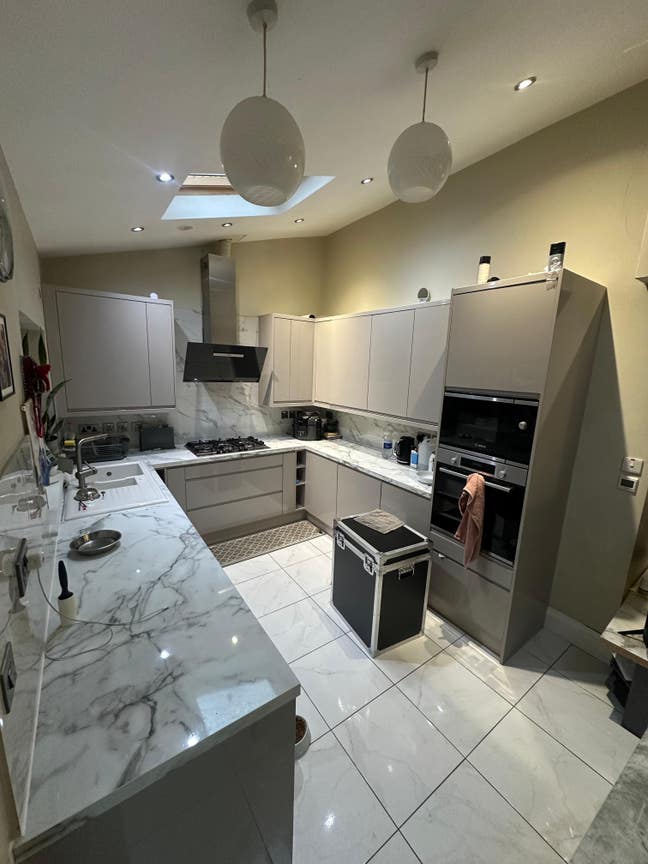 Spacious Rooms for Rent – Newly Refurbished – 15 M Main Photo