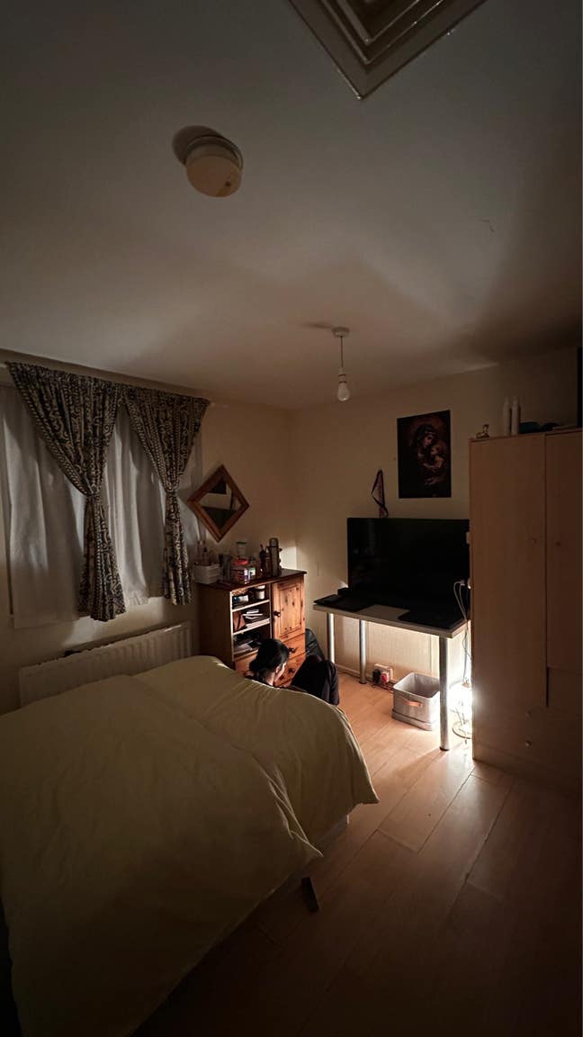 Looking for a female student to share  Main Photo