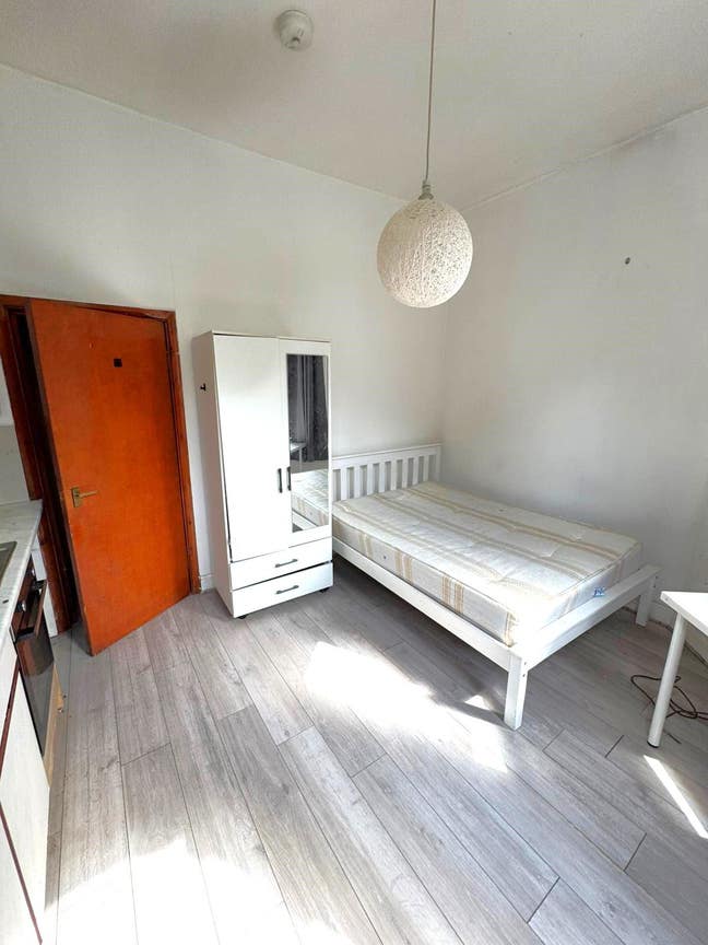 Modern Studio for Rent in Vibrant Finsbury Park Main Photo