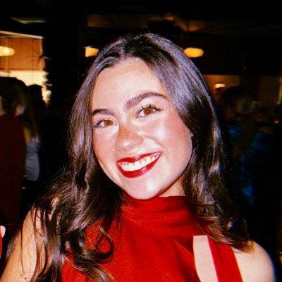 Hi! My name is Fabiana. I'm a 22-year-old Ame... Main Photo