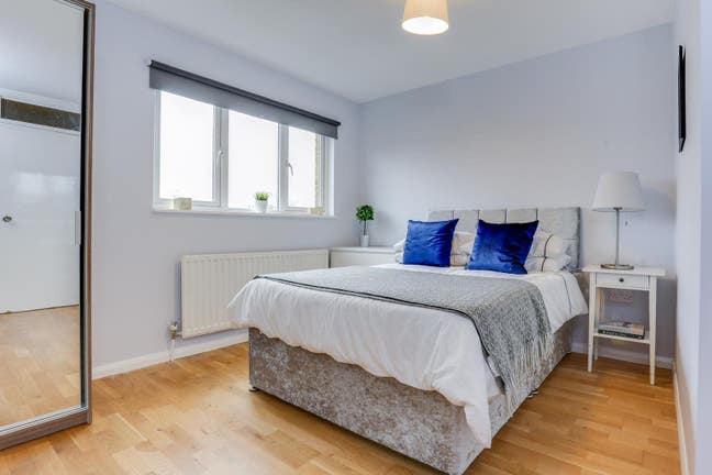 Four Bedrooms in Lovely Five Bedroom House W5 Main Photo