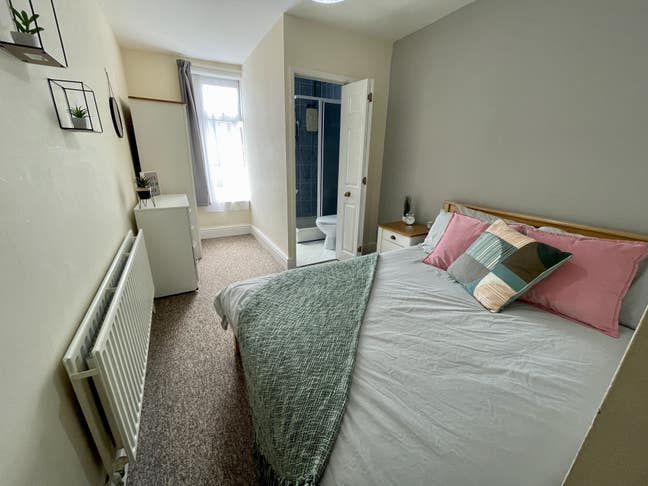 1 X Ensuite 1x Large Double Available  (66OR) Main Photo